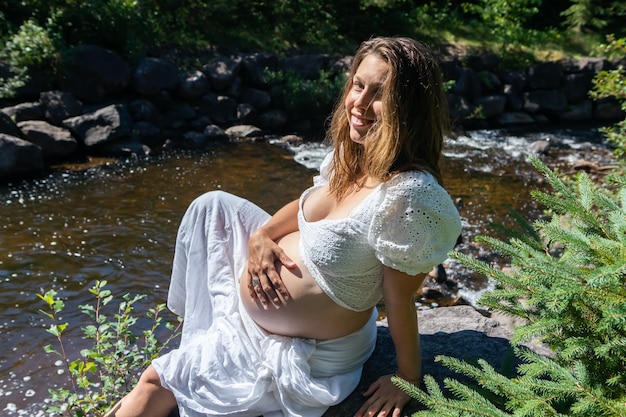 Photo rear view of woman sitting in water