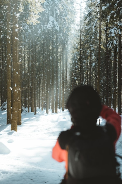 Photo rear view of woman on snow covered land