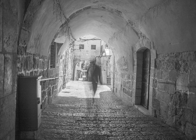 Photo rear view of woman standing in abandoned building