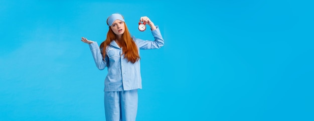 Foto vista posteriore di una donna in piedi sullo sfondo blu