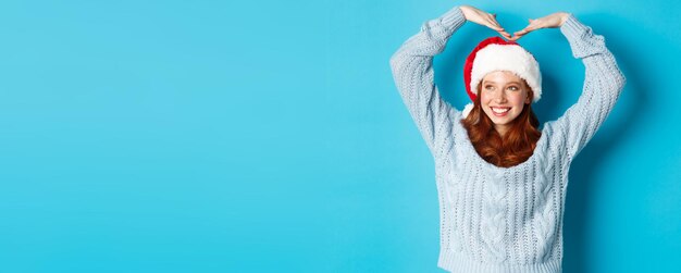 Foto vista posteriore di una donna in piedi sullo sfondo blu