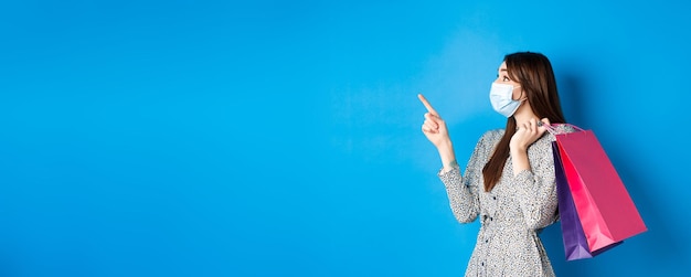 Photo rear view of woman standing against blue background