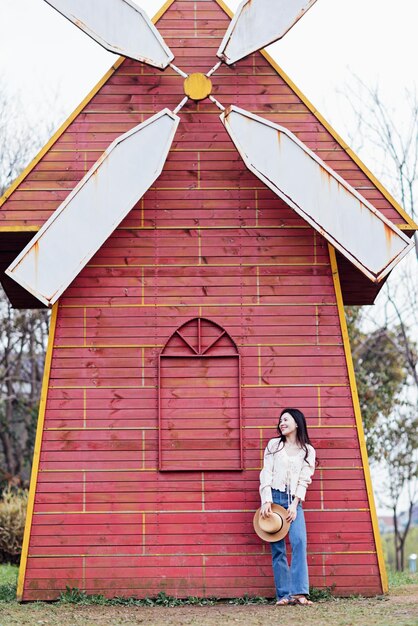 Photo rear view of woman standing against building