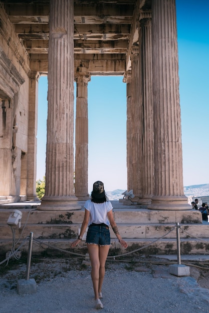 Foto vista posteriore di una donna in piedi contro una struttura costruita