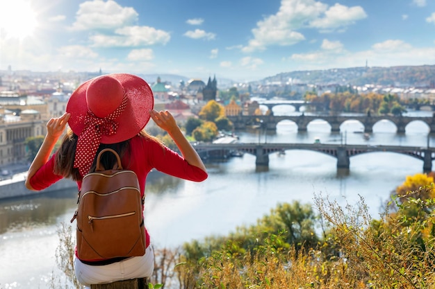 Photo rear view of woman standing against city