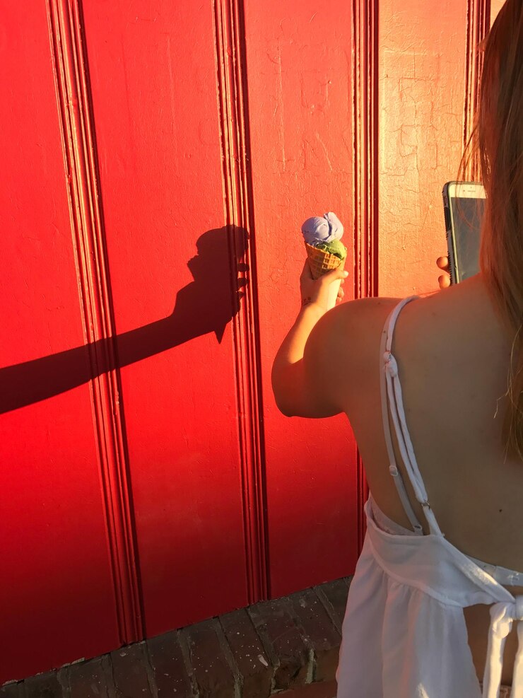 Photo rear view of woman standing against red wall