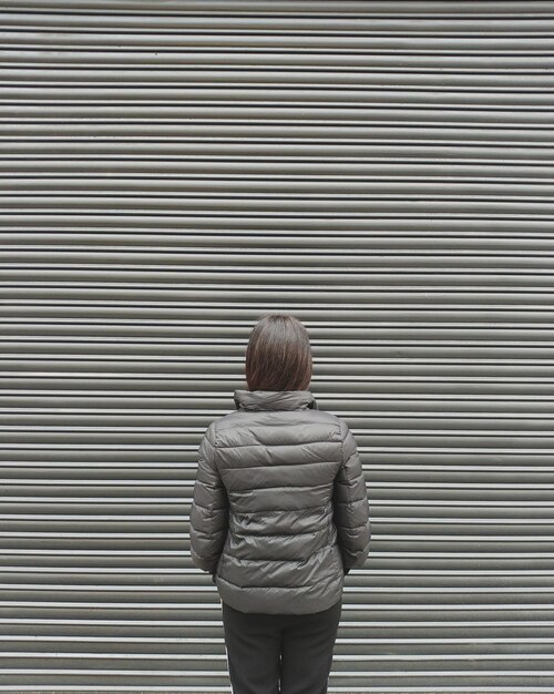 女人站在窗户的后面