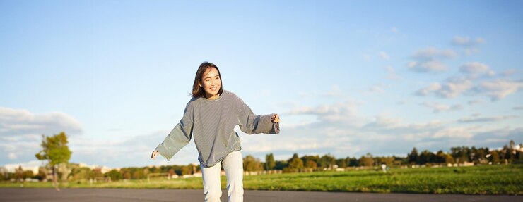 Photo 空に背を向けて立っている女性の後ろの景色