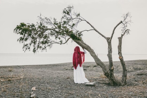 Photo rear view of woman standing against sky