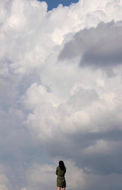 Foto vista posteriore di una donna in piedi contro il cielo