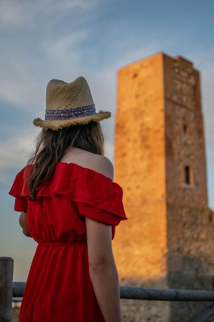 Photo rear view of woman standing against sky