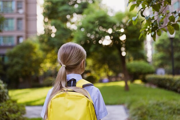 Photo rear view of woman standing against trees