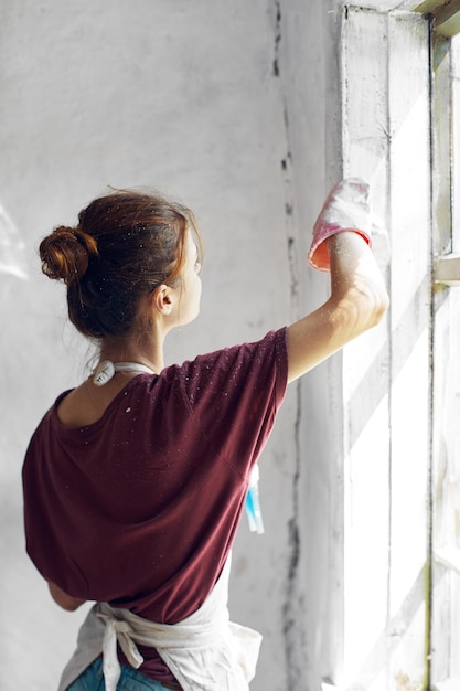 Foto vista posteriore di una donna appoggiata al muro