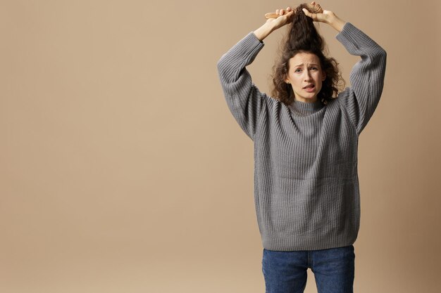 Photo rear view of woman standing against wall