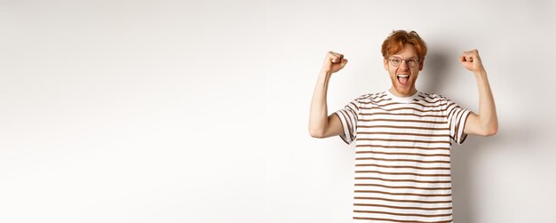 Photo rear view of woman standing against white background