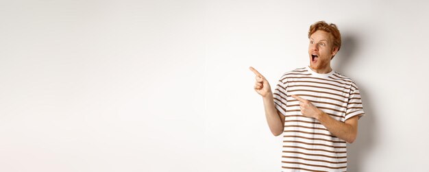 Photo rear view of woman standing against white background