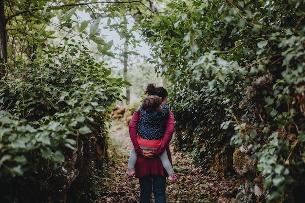 Photo rear view of woman standing amidst plants in forest