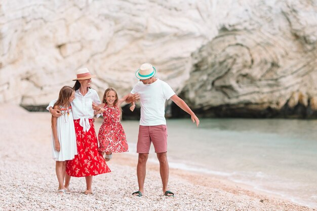 Foto vista posteriore di una donna in piedi sulla spiaggia