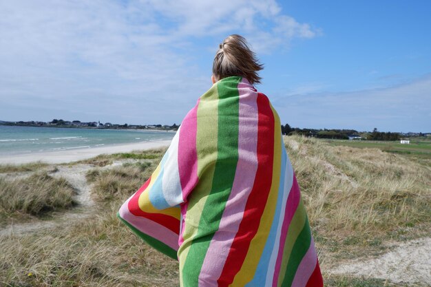 Photo rear view of woman standing on beach