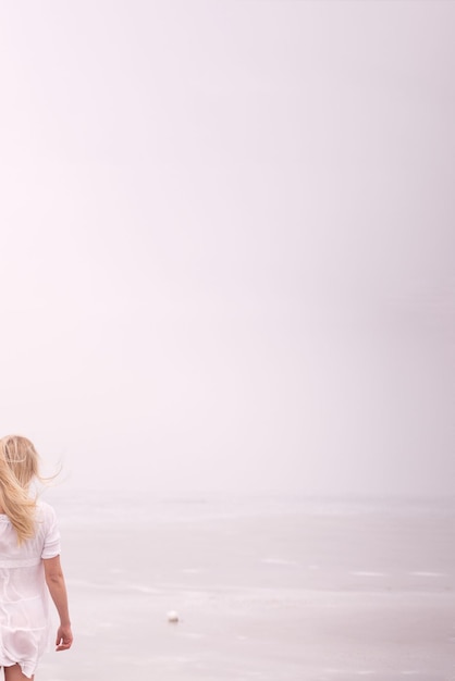 Photo rear view of woman standing on beach