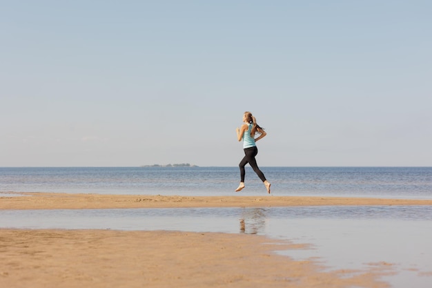 Photo rear view of woman standing at beach