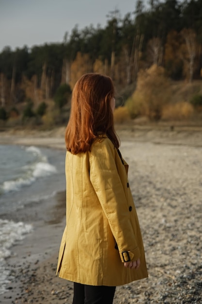 Photo rear view of woman standing at beach