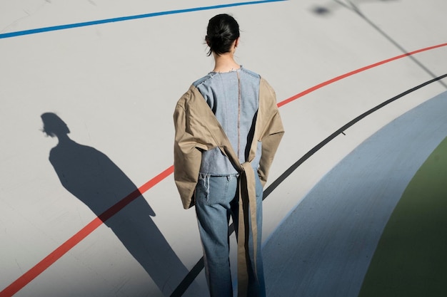 Photo rear view of woman standing by banked track