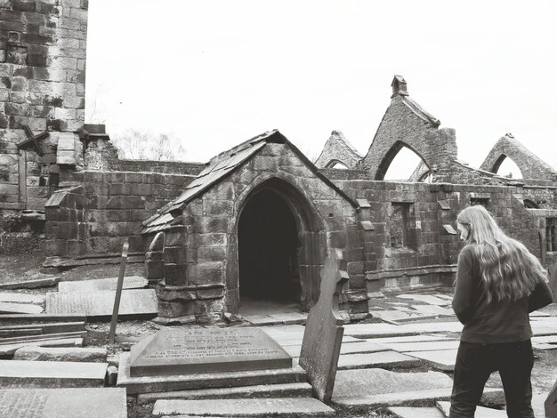 Foto vista posteriore di una donna in piedi vicino al cimitero