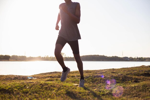 Photo rear view of woman standing by lake against clear sky