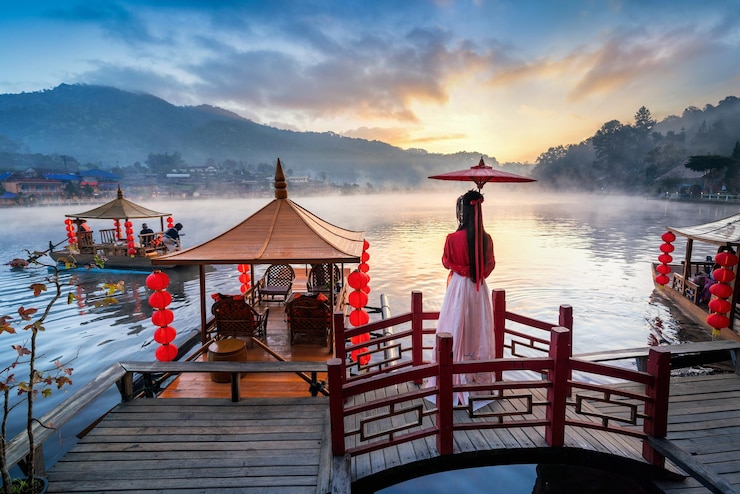 Photo rear view of woman standing by lake against sky