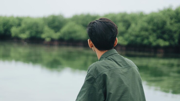 Photo 호수  에 서 있는 여자 의 뒷면