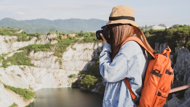 Foto vista posteriore di una donna in piedi vicino al fiume