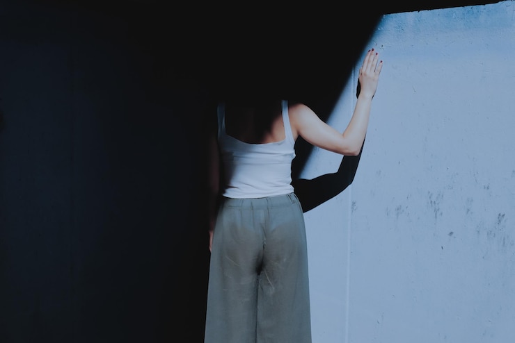 Photo 站在暗室的牆壁旁的女人
