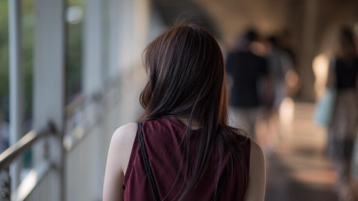 Photo 站在窗口旁邊的女人