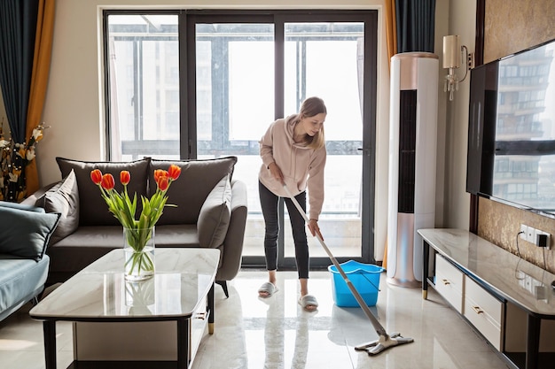 Photo rear view of woman standing by window