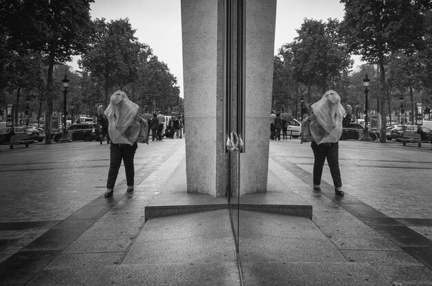 Foto vista posteriore di una donna in piedi in città