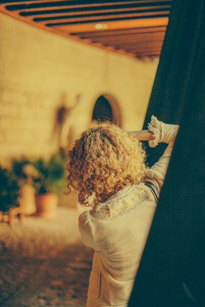 Photo rear view of woman standing in corridor