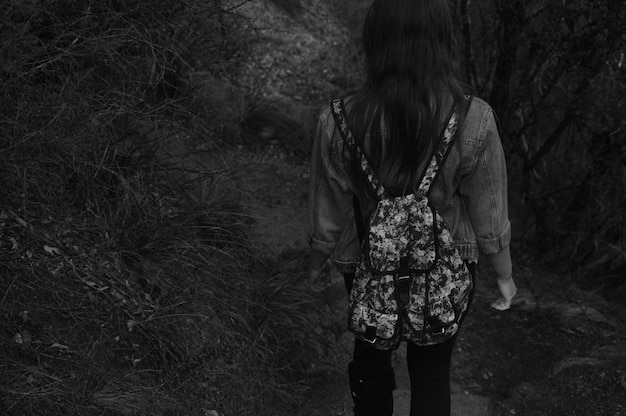 Foto vista posteriore di una donna in piedi al buio