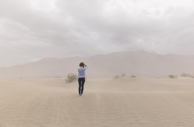 Photo rear view of woman standing in desert