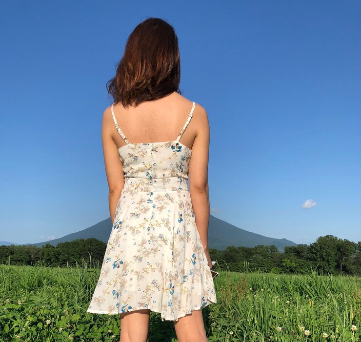 Photo 푸른 하늘 을 배경 으로 들판 에 서 있는 여자 의 뒷면