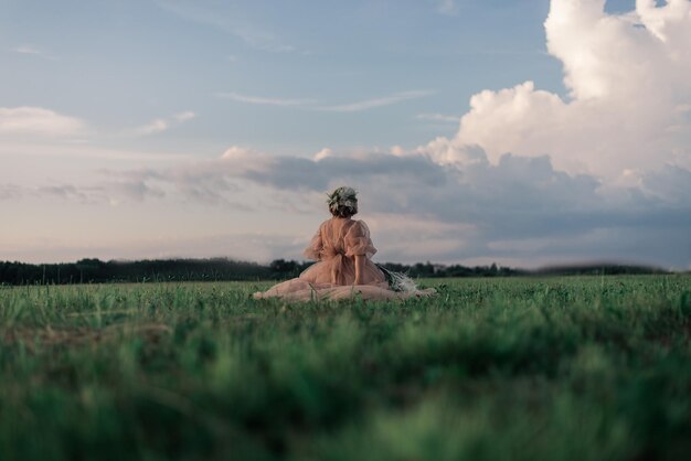 Photo rear view of woman standing on field against sky