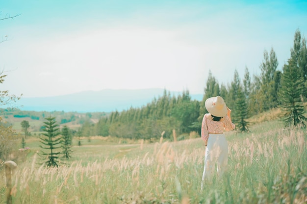 Photo rear view of woman standing on field against sky