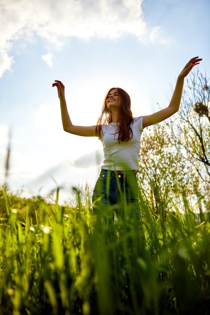 Photo rear view of woman standing on field against sky