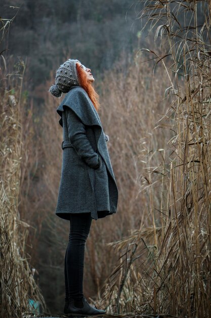 Photo rear view of woman standing on field in forest