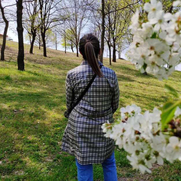 Foto vista posteriore di una donna in piedi sul campo