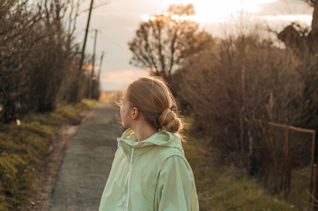 Photo rear view of woman standing on field