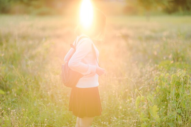 フィールドに立っている女性の後ろの景色