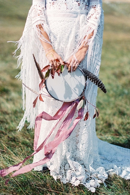 Foto vista posteriore di una donna in piedi sul campo