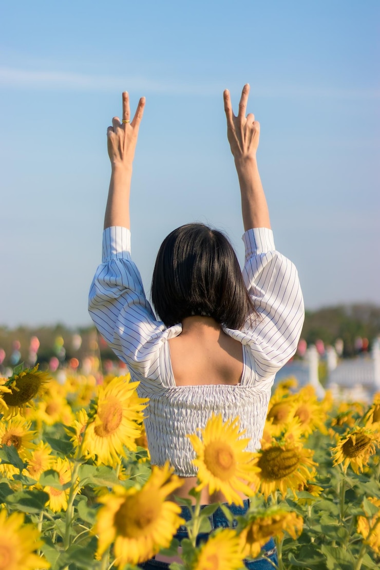 Photo フィールドに立っている女性の後ろの景色
