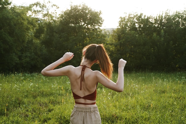 Photo rear view of woman standing on field